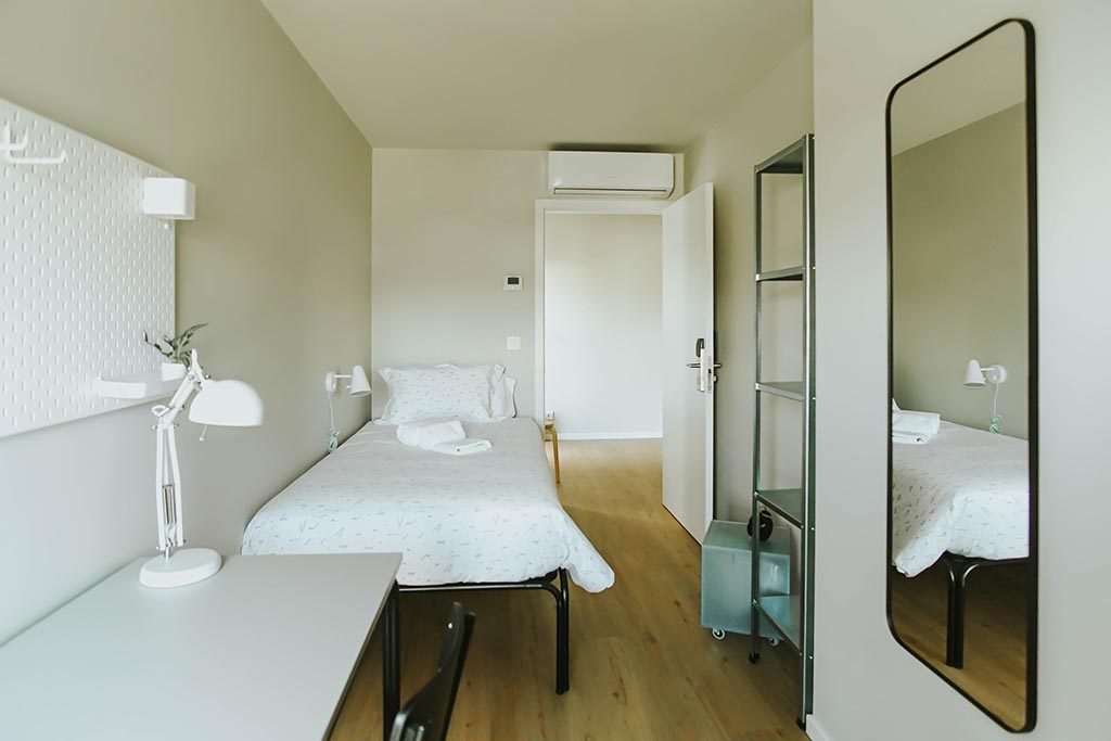 Braga - Twodio (two singles sharing bathroom/kitchenette), photo 2 of 12